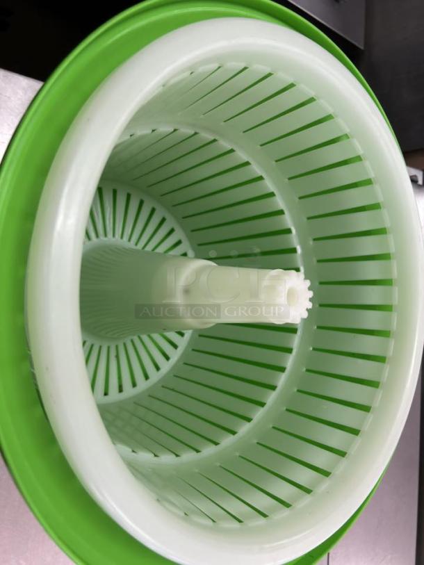 Choice 2.5 Gallon Salad Spinner in great condition. Green and white, features a durable spinning mechanism, tested and working.