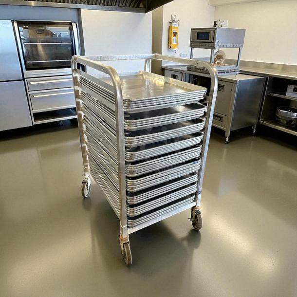 Like new half-size bakery speed rack with wheels in great condition, sheet pans not included. Ideal for commercial kitchens.