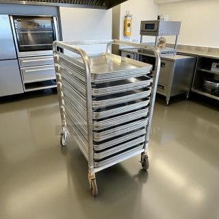Like new half-size bakery speed rack with wheels in great condition, sheet pans not included. Ideal for commercial kitchens.