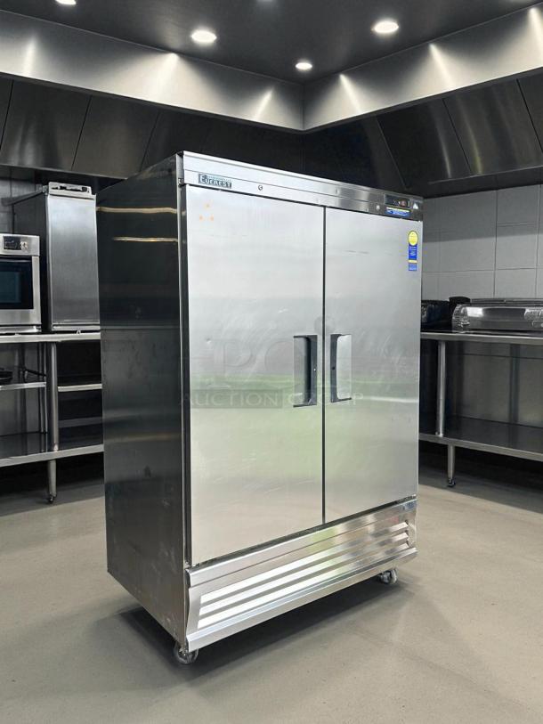 Everest EBR2D double door reach-in refrigerator, excellent condition, stainless steel, 2 solid doors, fully tested, commercial use.