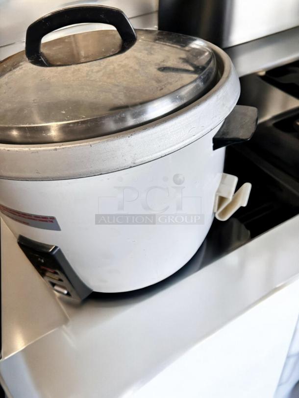 Thunder Group SEJ-50000 Commercial Rice Cooker, 30 Cup, excellent condition, fully tested, white exterior, metal lid.