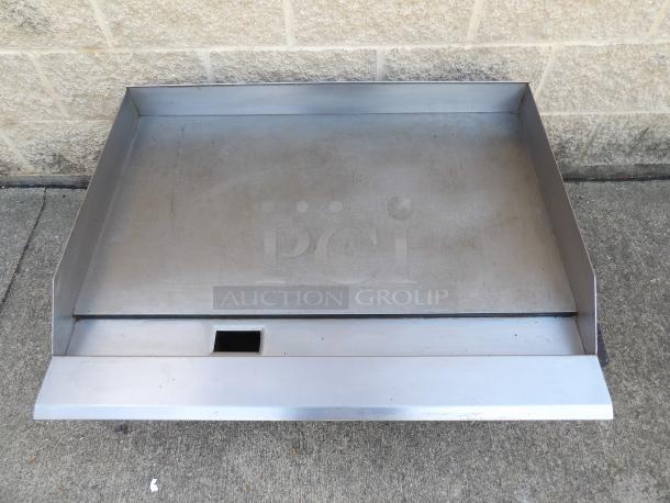 MoTak MGR36-T gas griddle, 36" with thermostatic controls, 3/4" steel plate, like new condition, convertible setup.