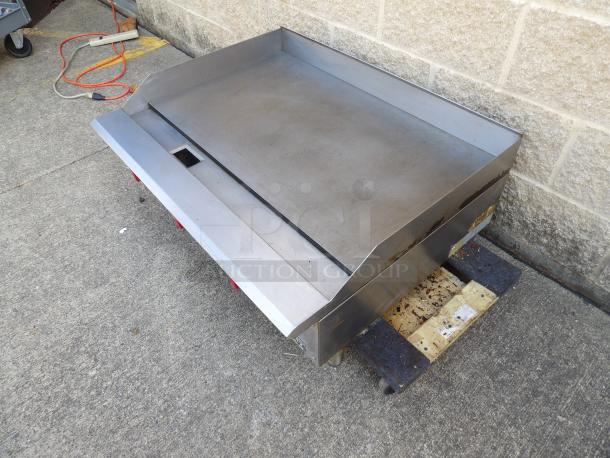 Like new MoTak MGR36-T 36" gas griddle, thermostatic controls, 3/4" steel plate, convertible, excellent condition.