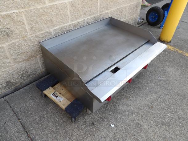MoTak MGR36-T 36" gas griddle in like-new condition; 3/4" steel plate, thermostatic controls, convertible, visible on pallet.