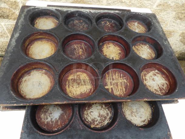 5-inch round pot pie pan, 18x26-inch, 12-cup capacity, used condition with visible wear marks; ideal for baking.