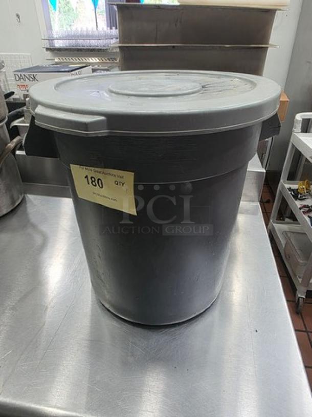 Continental Huskee 10 Gal. round receptacle with lid, black, used condition. Label indicates item number 180.