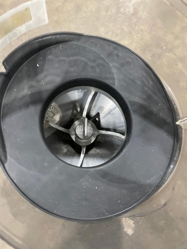 Vita-Mix VM0126 blender blade inside a clear polycarbonate container. Model: VM0126, SN: 001546-124, 120V, good condition.