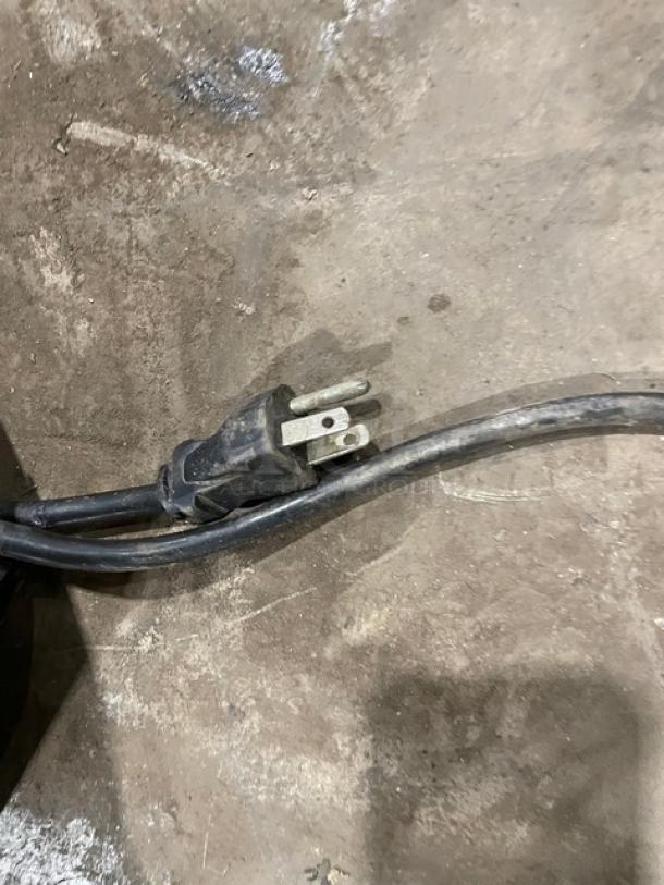 Power cord for Vita-Mix Advance Series VM0126 blender, electric, 120V. Rugged condition, suitable for commercial kitchen use.
