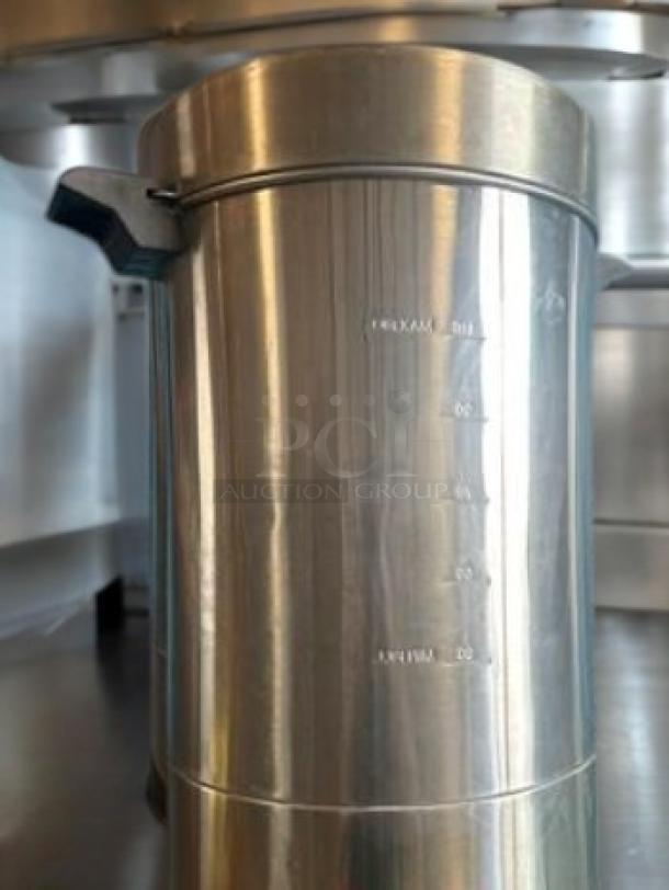 Waring Commercial WCU110 Coffee Urn in excellent condition, 120V, 1440W, stainless steel finish, volume markings visible.