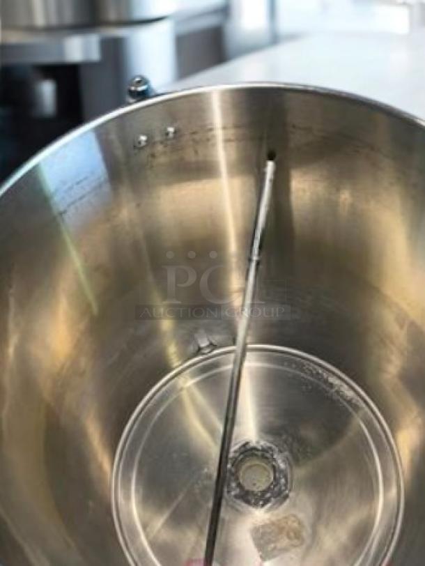 Waring Commercial WCU110 Coffee Urn, stainless steel interior, excellent condition, 120V, 1440W, fully tested and working.
