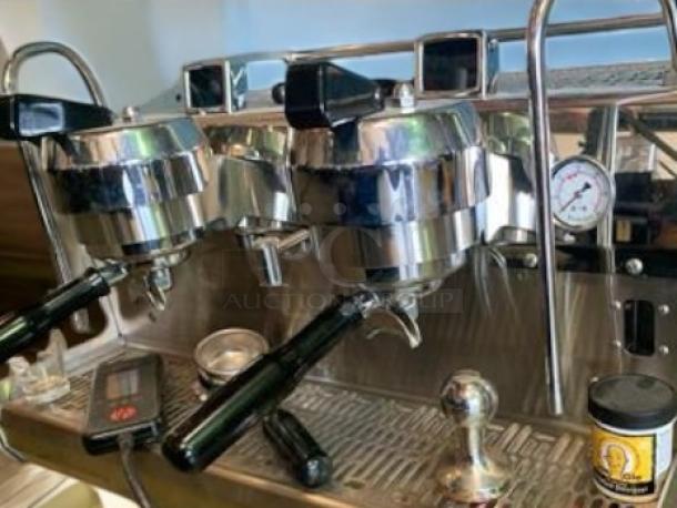 Synesso Cyncra 2-Group Espresso Machine, excellent condition, 220V, fully tested and working, stainless steel finish.