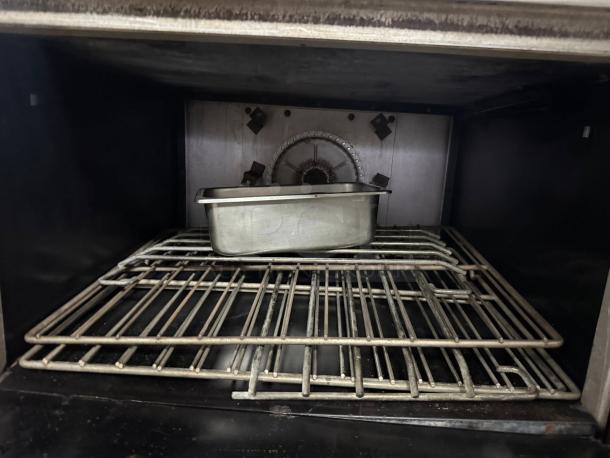 Montague 6-burner gas range oven interior, excellent condition, natural gas, includes metal tray, fully tested and working.