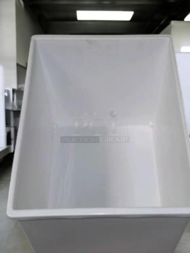 Commercial Kitchen Grade ingredient storage bin, great condition, with casters and hinged lid. Fully tested and working.