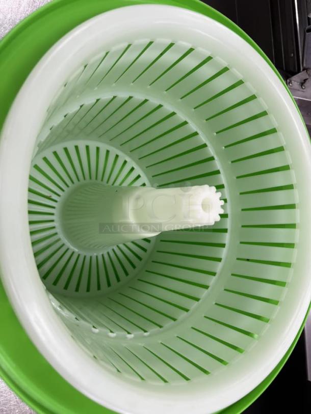 Choice 2.5 Gallon Salad Spinner in great condition, featuring green and white plastic construction. Tested and working.