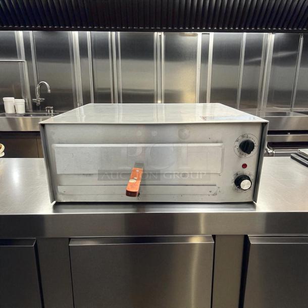 WISCO 560B Deluxe Pizza Oven, 120v, 1700 watts, stainless steel, tested and working, control dials visible on front.