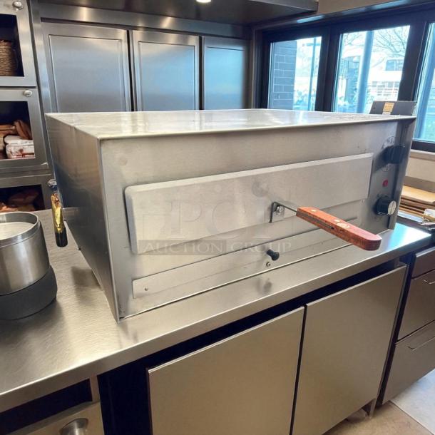 Wisco 560B Deluxe Pizza Oven, 120v, 1700 watts, tested and working. Stainless steel body, wood handle, excellent condition.