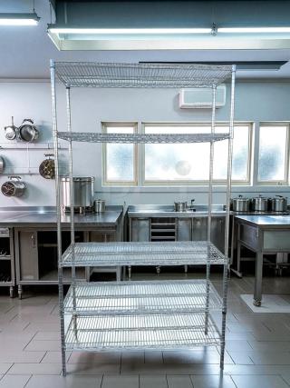 GSW wire shelving unit in stainless steel, five-tier, in excellent condition. Ideal for kitchen or storage use.
