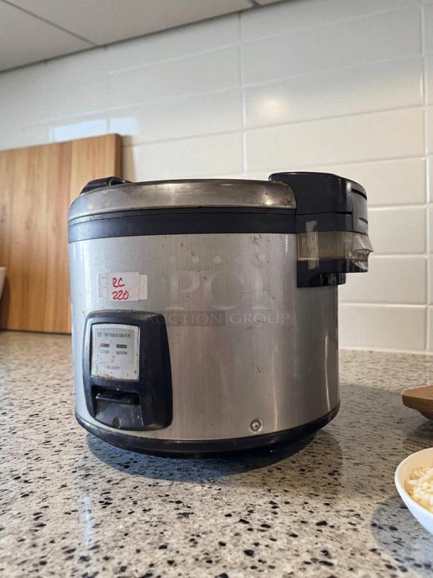Thunder Group SEJ3201 30-Cup Electric Rice Cooker-Warmer, excellent condition, digital controls, tested and working.