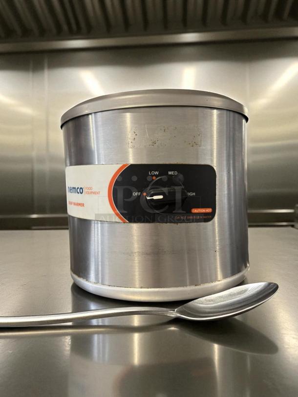 Nemco 6101A 11 Qt. countertop warmer, 120V, 750W, tested and working. Features adjustable heat settings. Slight wear visible.