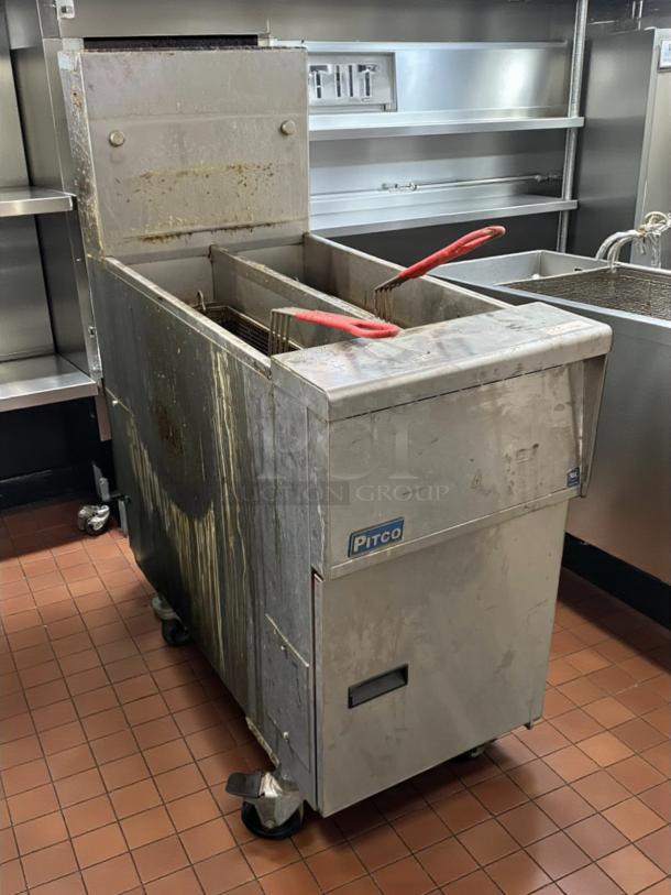 Pitco SG14TS natural gas split pot floor fryer, 20-25 lb capacity, 100,000 BTU, used condition, tested and working.