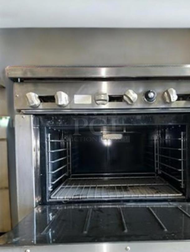 Royal Range RSR-6 gas range with 6 burners and standard oven, in outstanding condition. Fully tested, natural gas.