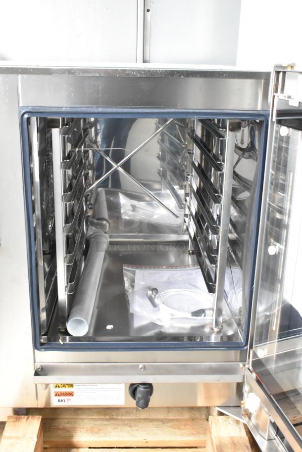 BRAND NEW Bakers Pride AEHE061R stainless steel combi convection oven, 208V, 3-phase. Scratch and dent condition.