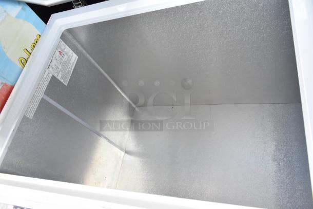 Hamilton Beach HBFRF3030-3BCOM chest freezer in metal. Interior view, clean condition. 115V, 1 phase. Label visible inside.