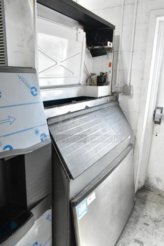 Manitowoc QY1305W Metal Commercial Ice Head on Commercial Bin. 208-230 Volts, 1 Phase. - Item #1208470