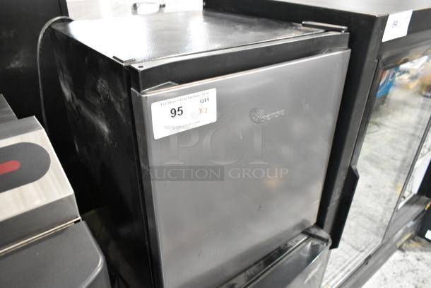 2024 Hisense WMS017M6XVE Mini Cooler in good condition. Auction tag indicates "95 QTY X2." 115V, 1 Phase.