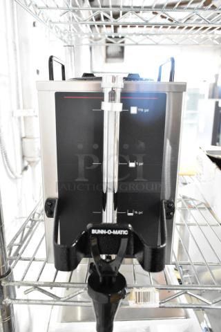 BRAND NEW SCRATCH AND DENT! Bunn 20950.0004 1.5GPR-FF Portable 1.5 Gallon Coffee Server with Top Handles and Fast Flow Faucet - Item #1208564