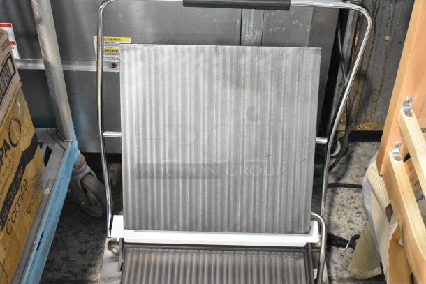 BRAND NEW Globe GSG14D Stainless Steel Sandwich Grill, 14"x14" smooth plates, 120V, 1 Phase. Scratch and dent condition.