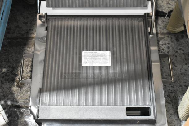BRAND NEW SCRATCH AND DENT! Globe GSG14D stainless steel sandwich grill, smooth plates, 14"x14", 120V, commercial quality.