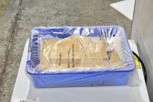 Bar Maid CP-3000-D cutlery polisher granulate bag, labeled capacity 2 kg, transparent bag in a blue bin.