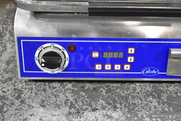 BRAND NEW SCRATCH AND DENT! Globe GPG14D Deluxe Sandwich Grill, grooved plates, 14"x14" surface, 120V, 1 Phase.
