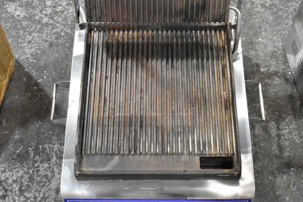 BRAND NEW Globe GPG14D sandwich grill, 14"x14" grooved plates, 120V, minor cosmetic damage, stainless steel frame.