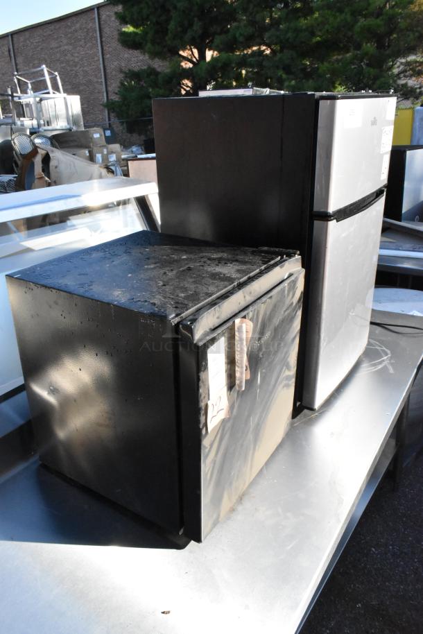 Hisense WMS017M6XBE and Willz 7716231 mini coolers, 115V, with visible wear. Willz includes a freezer compartment.