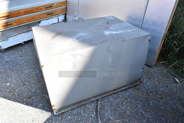 Hardord Walk In Box with compressor, featuring a Heatcraft ADT090AKOLK 115V, 1-phase evaporator fan. Visible wear.