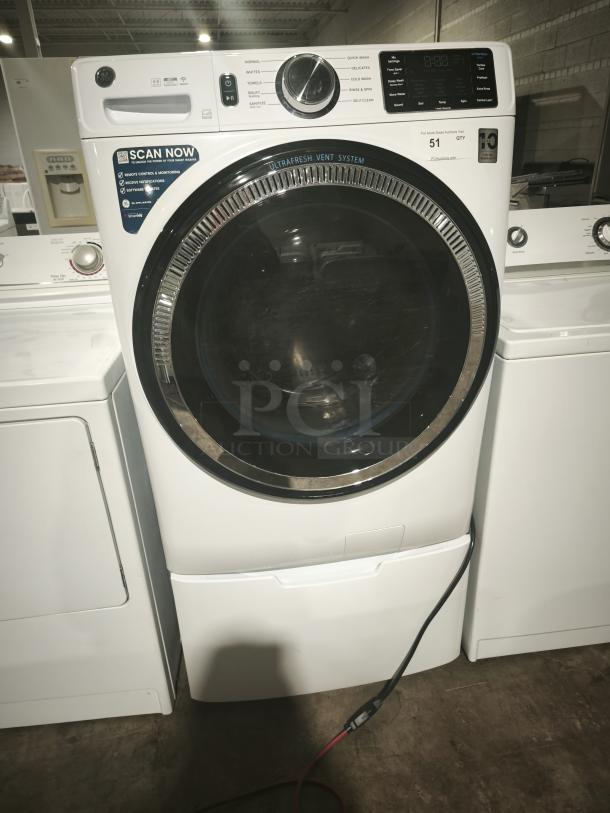 GE GFW550SSN2WW Smart Washer, front view. Features UltraFresh Vent System, white color, excellent condition.