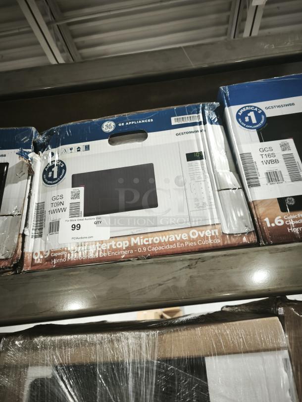 GE® 0.9 Cu. Ft. Countertop Microwave Oven, model GCST09N1WWW, in packaging. White. New condition.