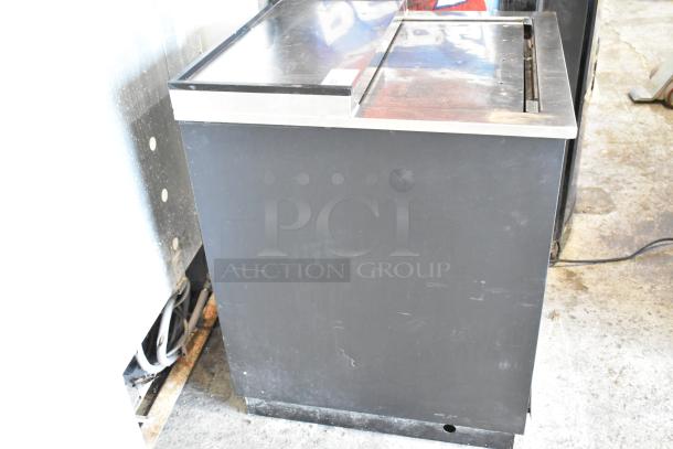 U Star USGF-1L metal back bar cooler with sliding lid, 115 volts, 1 phase, used condition. Ideal for commercial use.