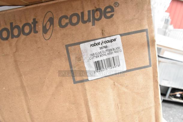 Brown box labeled "robot coupe" with a tag indicating "Cutter Bowl Assy R301D." Contains 26 new scratch and dent items.