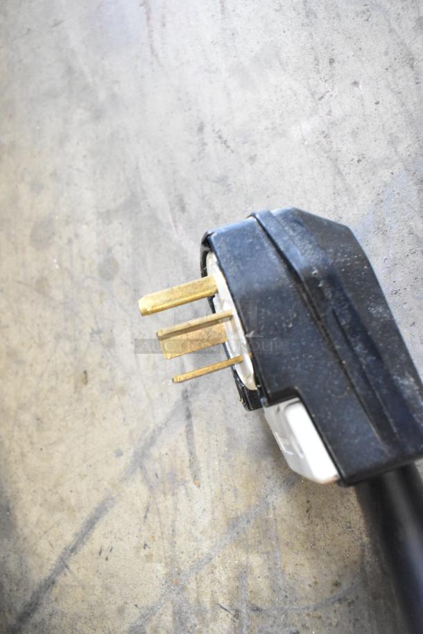 Power plug of the Turbochef HhC2020 commercial electric oven, for 208/240 volts, 1 phase connection.