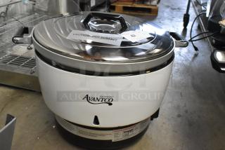BRAND NEW SCRATCH AND DENT! Avantco 177GRCB110NAT Natural Gas 110 Cup (55 Cup Raw) Gas Rice Cooker / Warmer - 24,000 BTU - Item #1209624