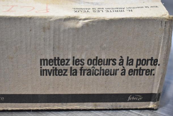 Box with French text from Febreze, containing five new scratch-and-dent double plug-in replacements.