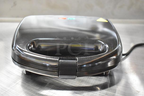 Brand new ABS07-T Countertop Sandwich Maker, 120V, 1 Phase. Scratch and dent condition. Black with indicator lights.