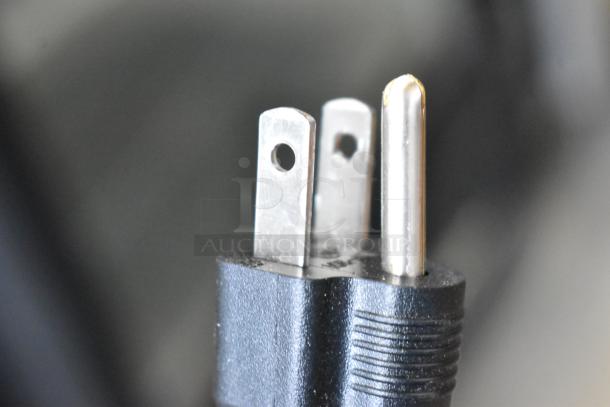 Close-up of a three-prong plug for a Vollrath 3001D Food Warmer, emphasizing its electrical connection type.