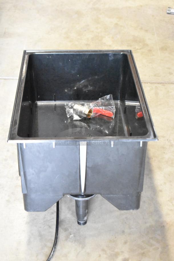 BRAND NEW Vollrath 3001D metal countertop food warmer, 120V, 1 phase, in excellent condition with minor scratches.