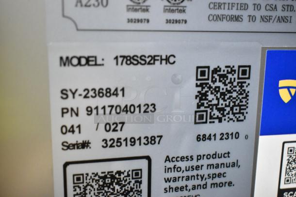 "Model: 178SS2FHC" détaillée, étiquette de marque Avantco sur un congélateur 2023, avec codes QR et informations de série.