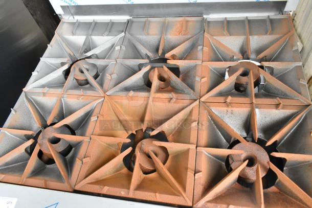 BRAND NEW SCRATCH AND DENT Southbend S361D 36" stainless steel gas range, 6 burners. Visible cosmetic imperfections.