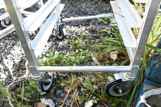 Brand new Regency 600STPR20KD 20 Pan Aluminum Steam Table Pan Rack with minor scratches. Features sturdy wheels.